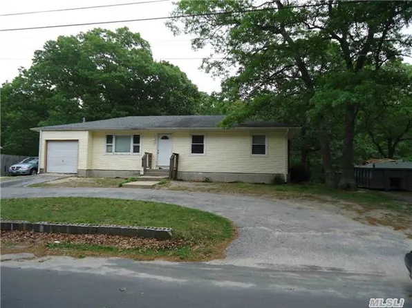 92 Glider Ave, Flanders, NY 11901