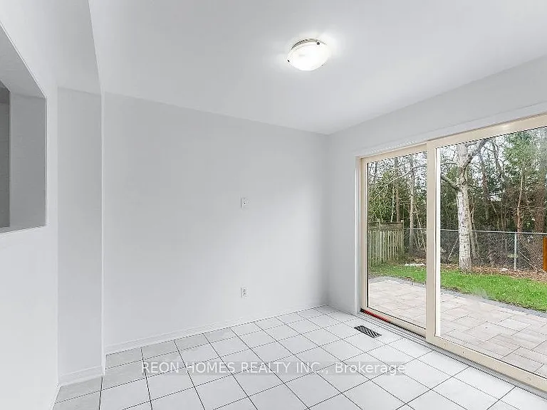 1885 Dalhousie Cres — Photo 12