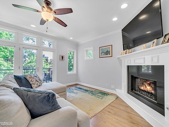 3rd image of 1717 W Nelson St #2