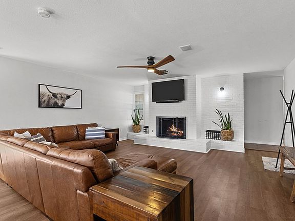 4th image of 3812 E Everglade Ave