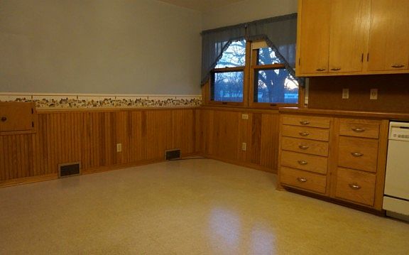4th image of 1045 County Road B W