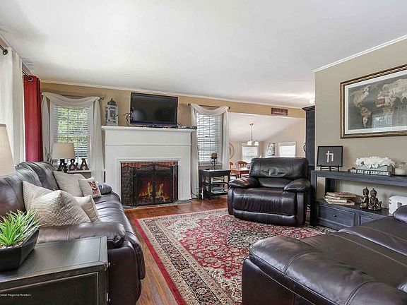 5th image of 10 Cedar Dr
