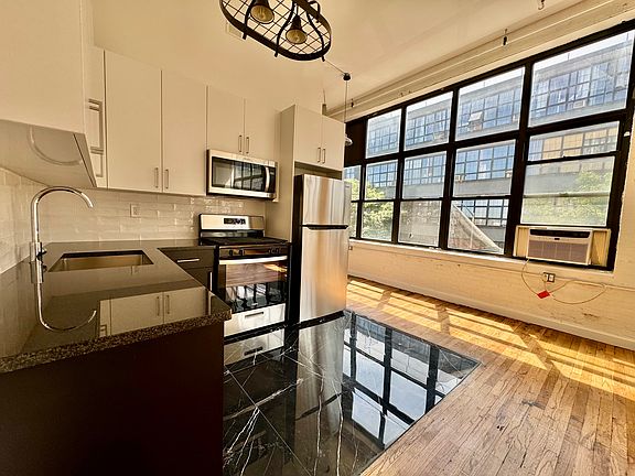 5th image of 255 McKibbin St #318