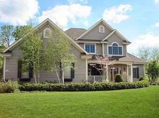 N54W16985 Autumn View Ln, Menomonee Falls, WI 53051