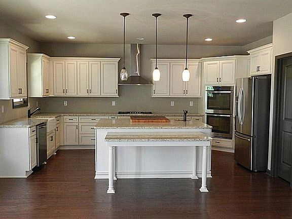 4th image of 19 Brownwood Dr