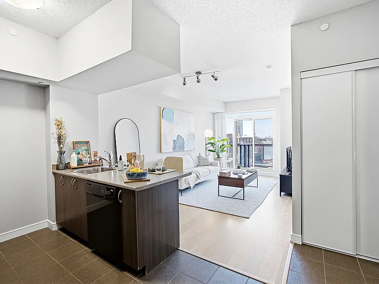 570 Bay St — Photo 8