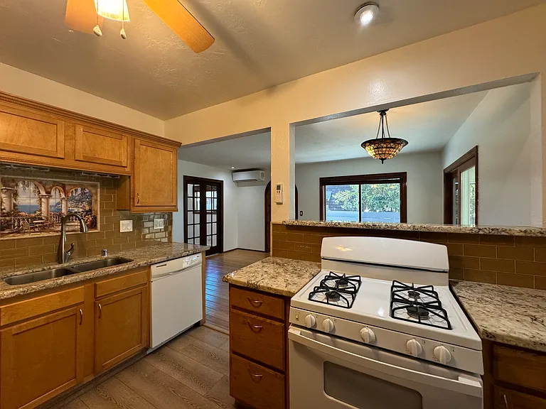 2022 Dawson Ave #2022 — Photo 3