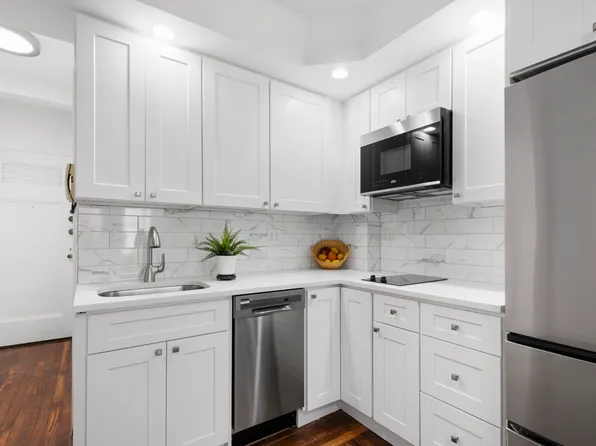 320 East 42nd Street image 1 of 11