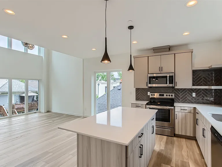 2135 SE 12th Ave — Photo 2