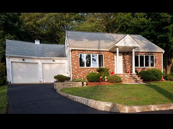 3rd image of 10 Elmwood Cir
