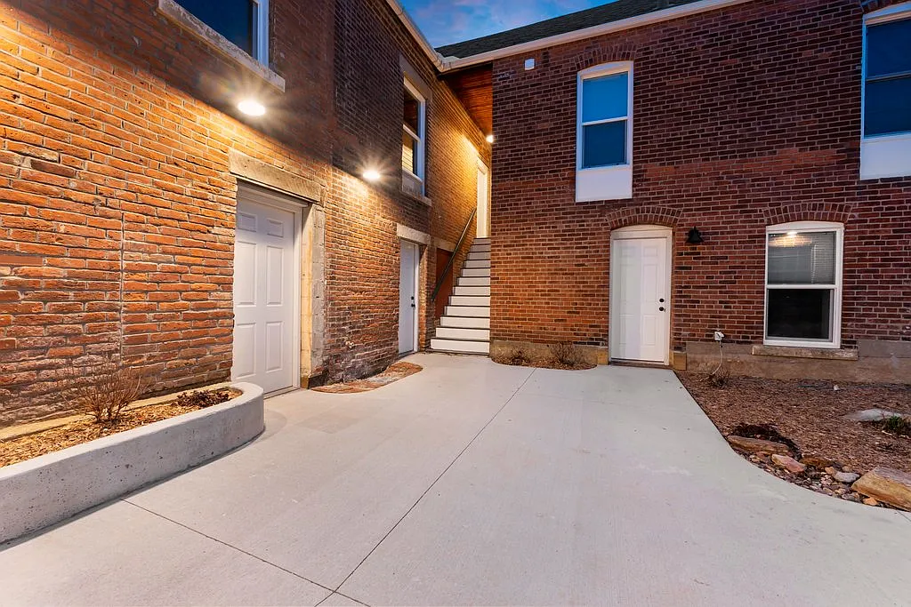 Studio, 405 sqft, $995 — Photo 2