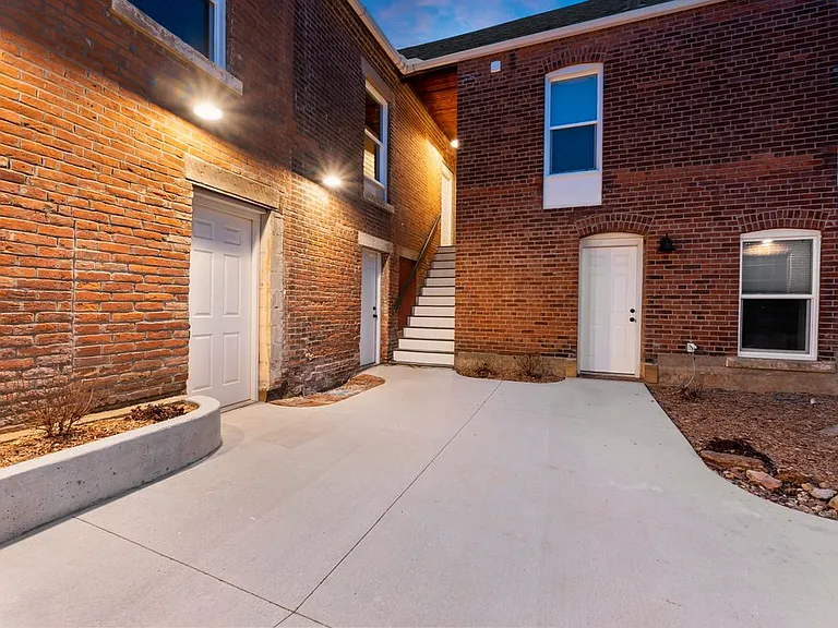 622 Broadway Ave #7 — Photo 2