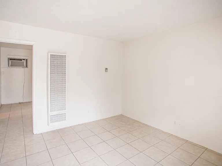 1239 N Lbj Dr — Photo 2