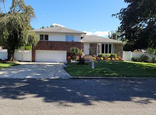 6 Eastfield Ln, Melville, NY 11747