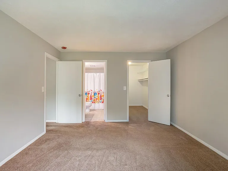 Bayside Country Club Apartments — Photo 43