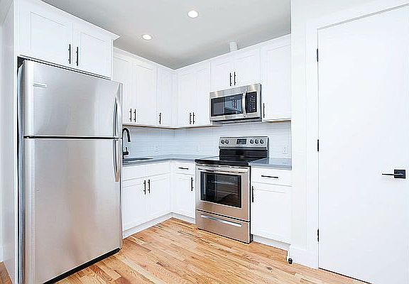 2nd image of 2779 University Ave #Lb3