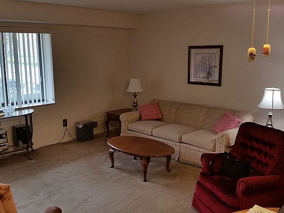 2nd image of 10 Kathy Pl APT 1B