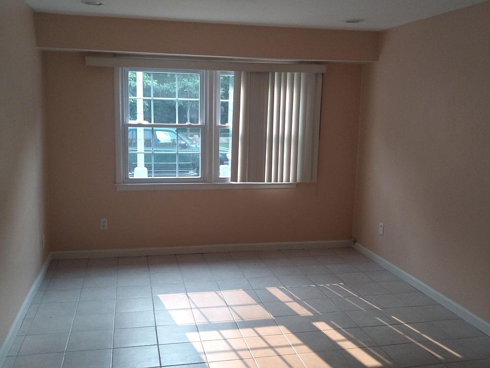 1st image of 141 Park Dr N