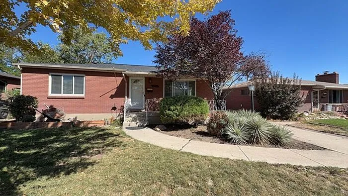4 bed, 2.0 bath, 2400 sqft, $2,800 — Photo 2