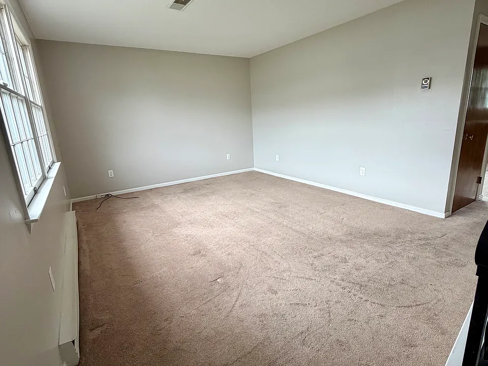 48 Eton Ct