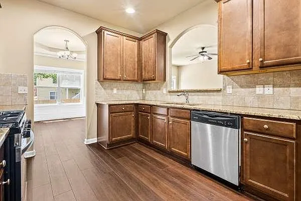 3920 Lake Manor Way — Photo 5