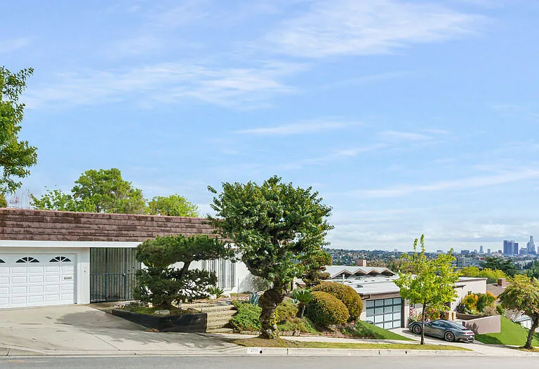 2208 Winona Blvd — Photo 1