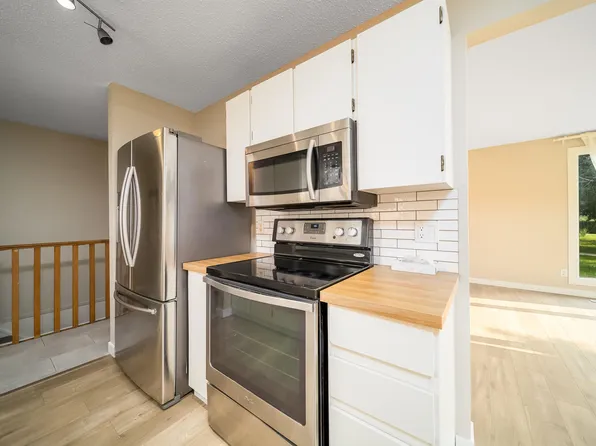 1719 37th St NW, Edmonton, AB T6L 2P6