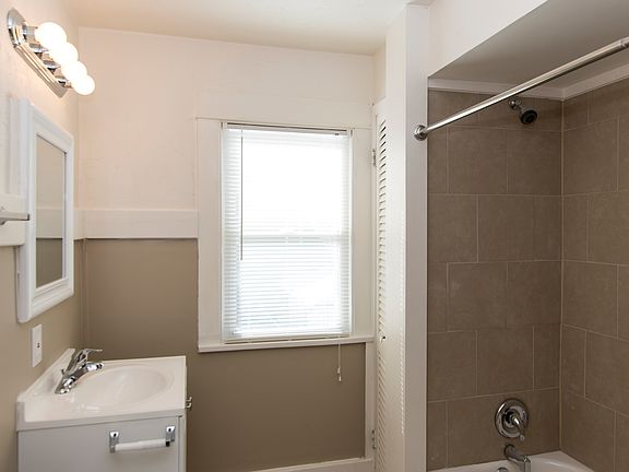 3rd image of 818 Sunnyview Ave