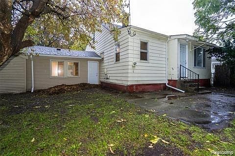3rd image of 23106 Melville Ave