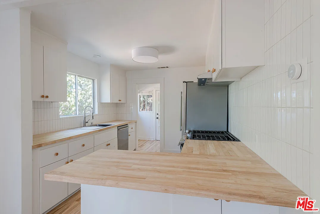 2 bed, 1.0 bath, 800 sqft, $4,700 — Photo 4