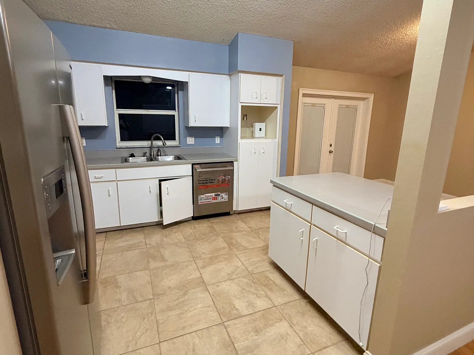 3 bed, 1235 sqft, $2,000 — Photo 2