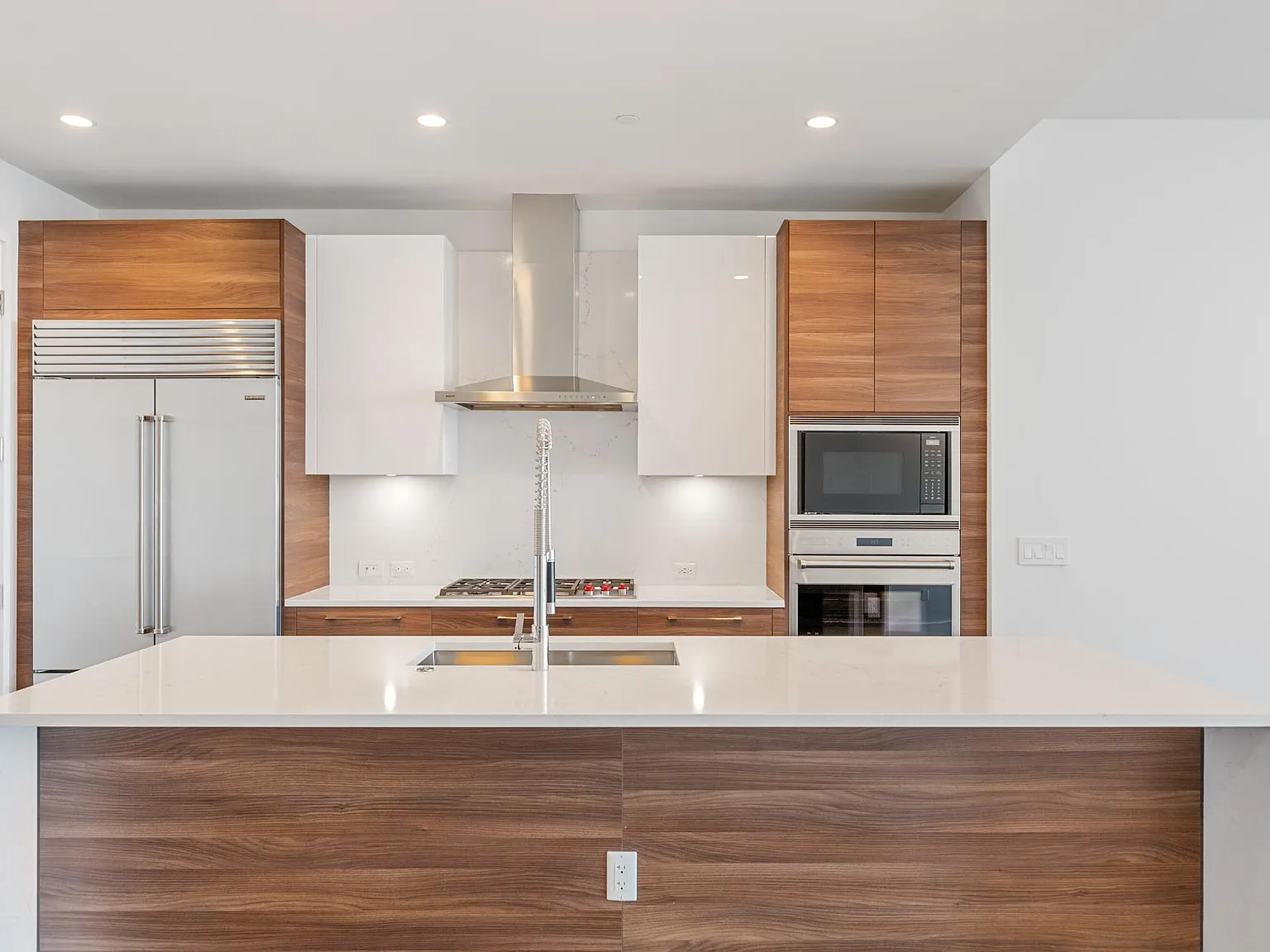 2 bed, 2.5 bath, 1860 sqft, $8,500 — Photo 3