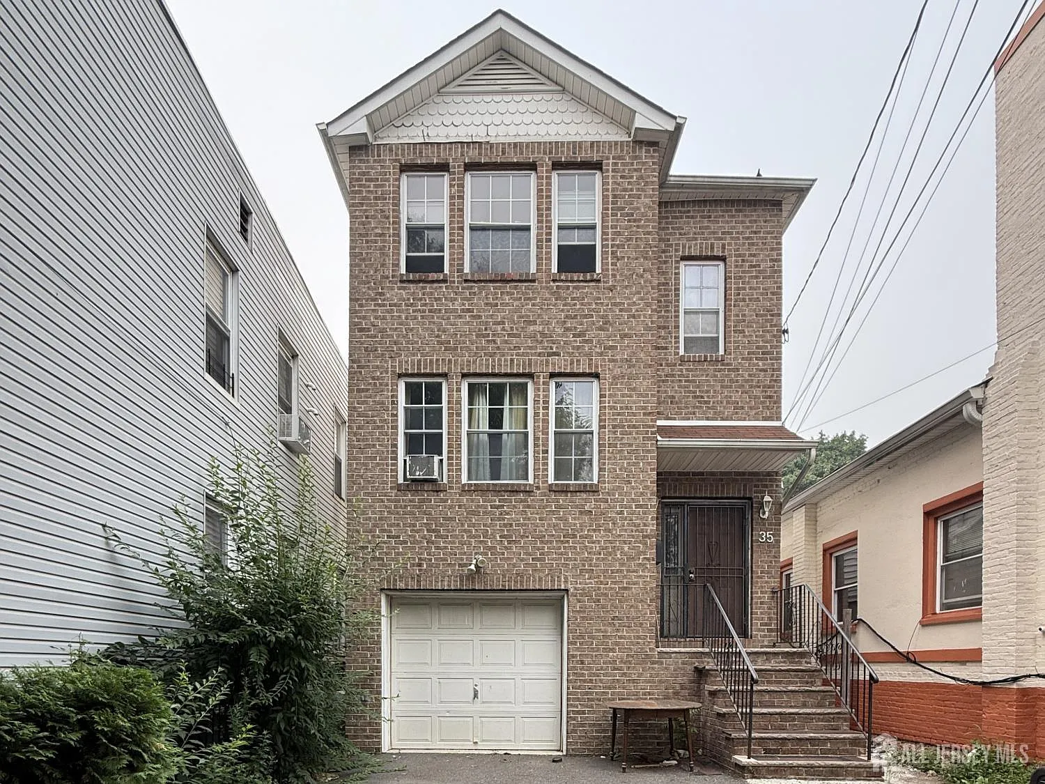 3 bed, 2.0 bath, 4368 sqft, $3,000 — Photo 1