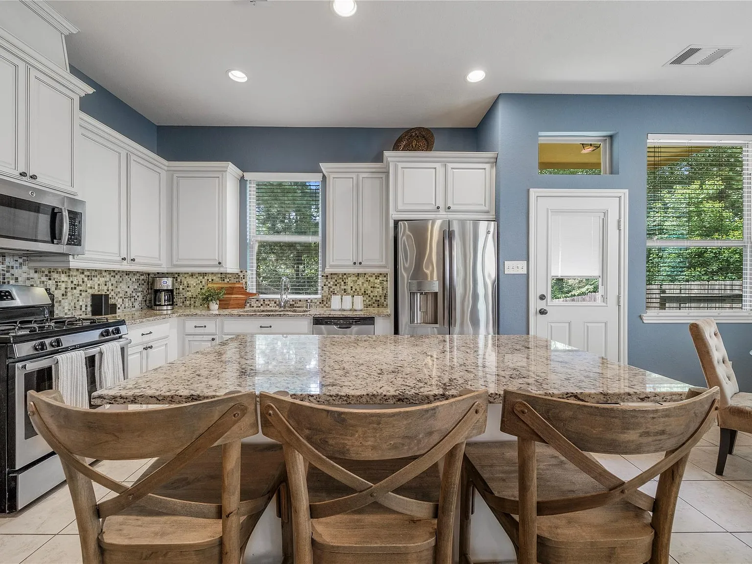3 bed, 2.5 bath, 1954 sqft, $2,000 — Photo 2