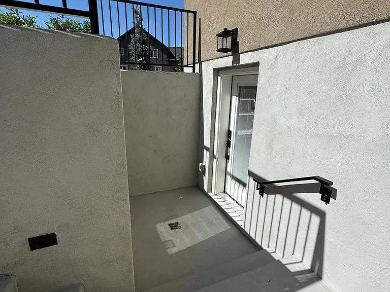 698 S Lake View Dr #B — Photo 32
