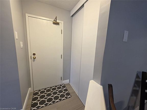 4th image of 565 Greenfield Ave #106