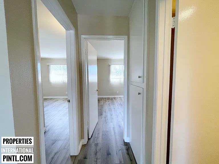 2851 Montrose Ave — Photo 32