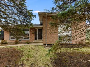 914 S Owen St, Mount Prospect, IL 60056