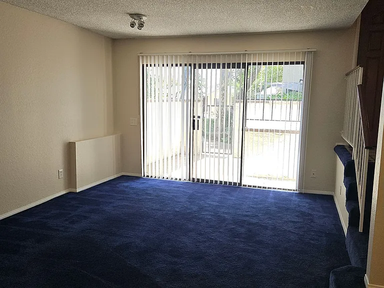 109 E Rosewood Ct — Photo 5