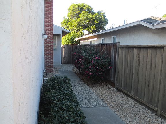 Walkway to frontdoor