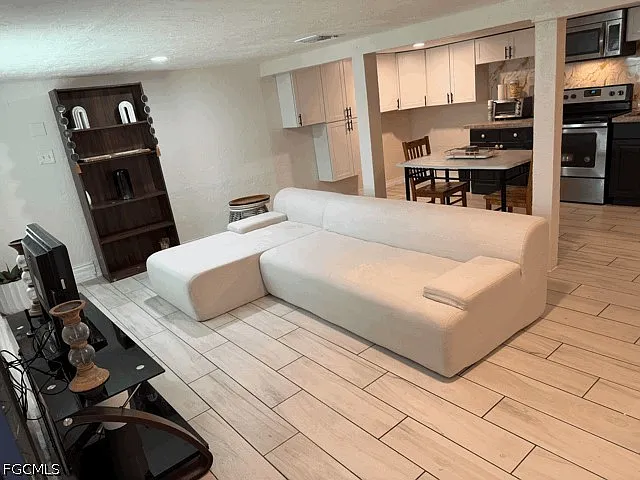 2 bed, 1.0 bath, 1830 sqft, $1,500 — Photo 4