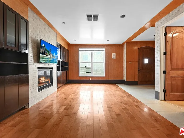 1743 S Barrington Ave — Photo 4