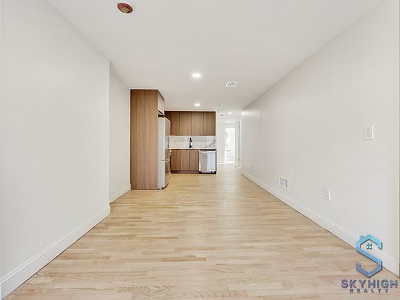 3rd image of 594 Van Buren St #1R