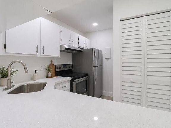 4th image of 614 Sea Pine Way #H2