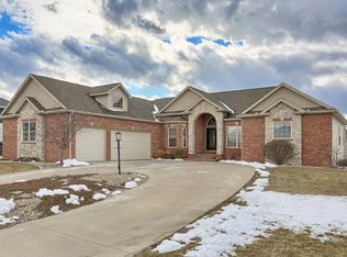 5018 Chestnut Grove Dr, Champaign, IL 61822