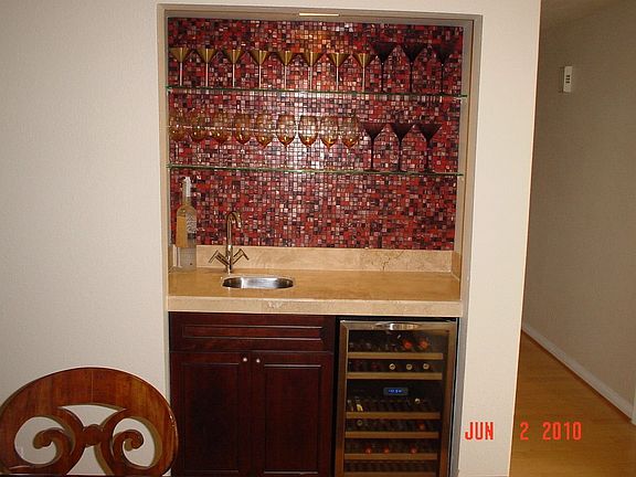 wet bar/wine fridge