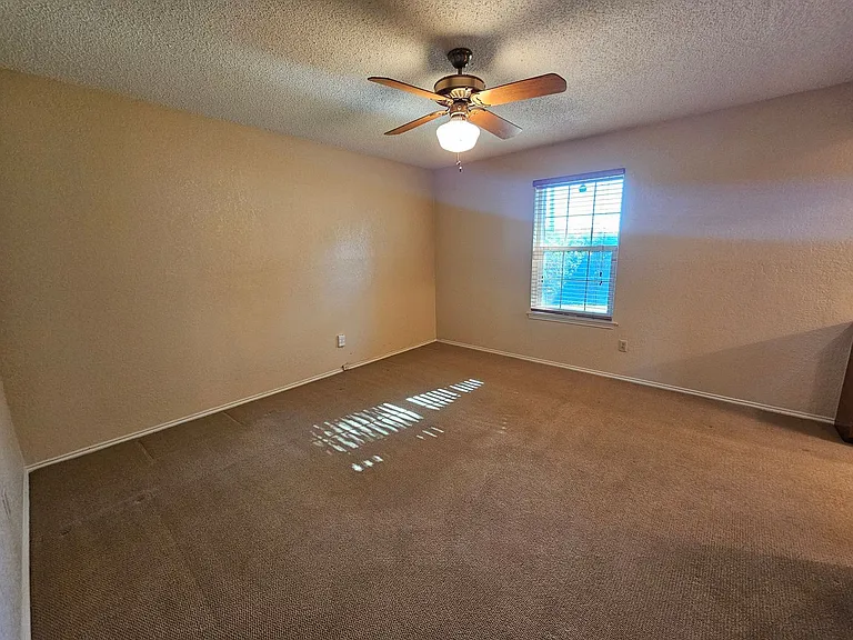 400 Hallmark Dr — Photo 26