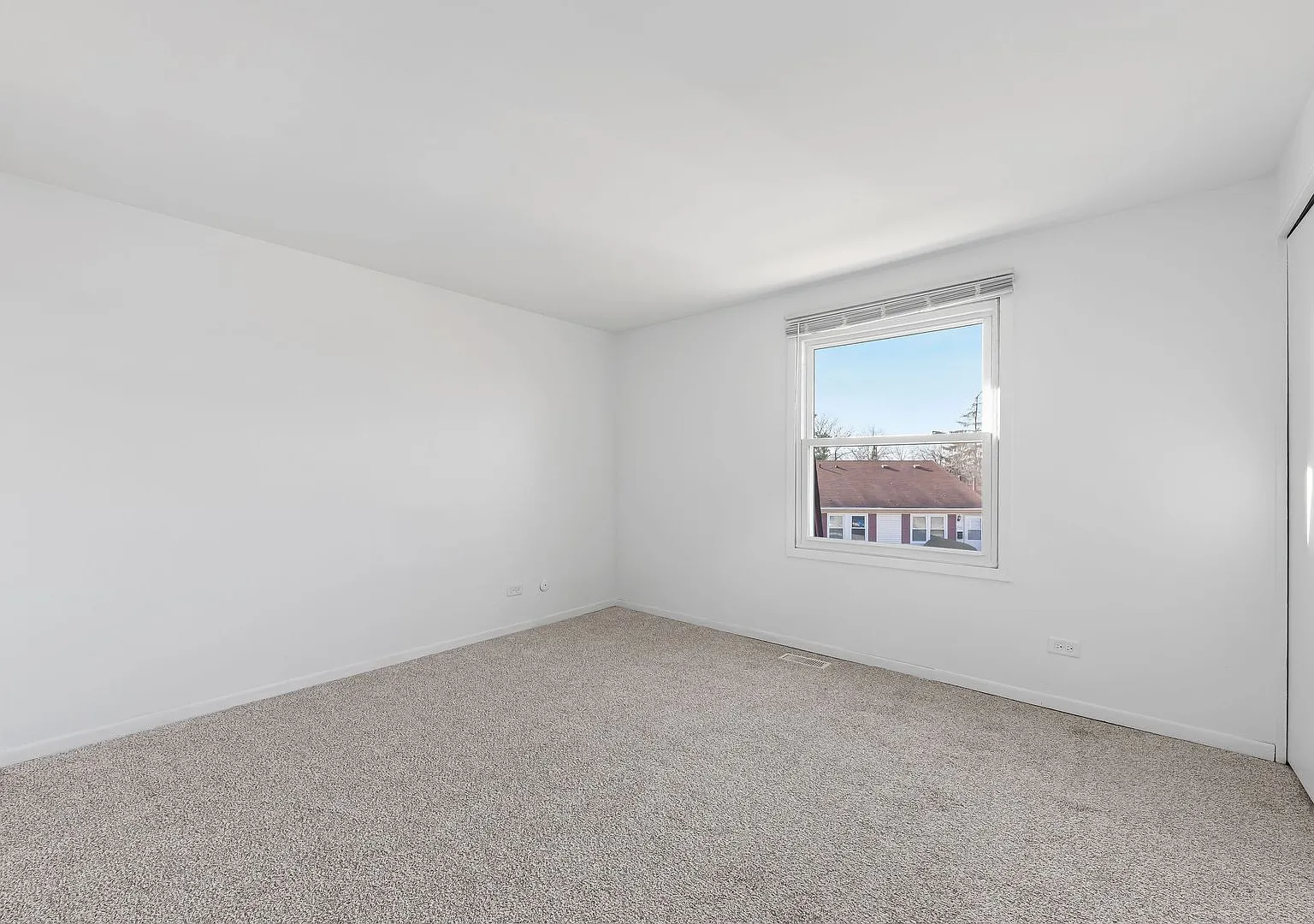 Townhouse in Hoffman Estates — Photo 4