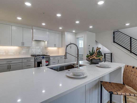 4th image of 4701 San Jacinto St #103