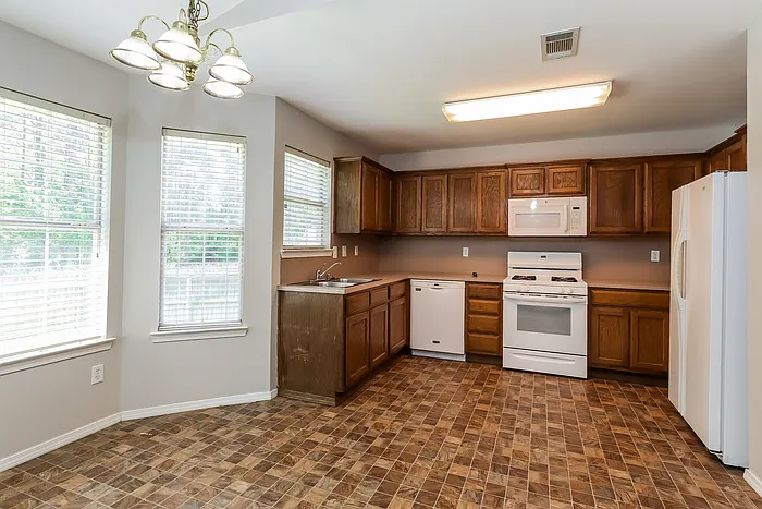 2106 Cherry Creek Cir — Photo 4